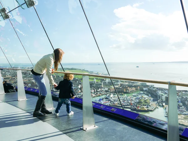 Matka i dziecko na szczycie wieży spinnaker tower Zdjęcie Stockowe