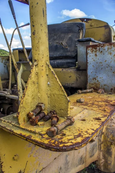 Junk abandonado máquina e parafusos — Fotografia de Stock