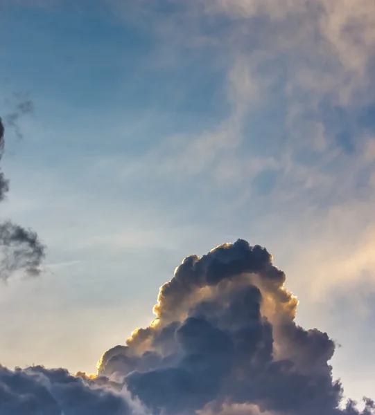 Yaz gökyüzünde bulutlar — Stok fotoğraf