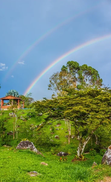 Landet naturlig rainbow — Stockfoto