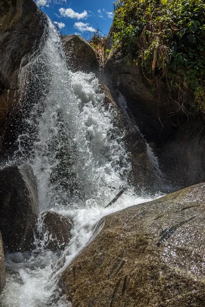 Kayalar su düşmek — Stok fotoğraf