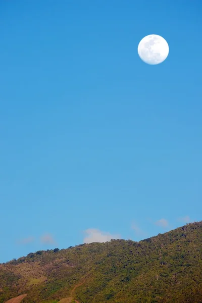 Δύση Σελήνης πάνω από το γαλάζιο του ουρανού — Φωτογραφία Αρχείου