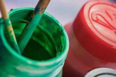 renkli boya kapları