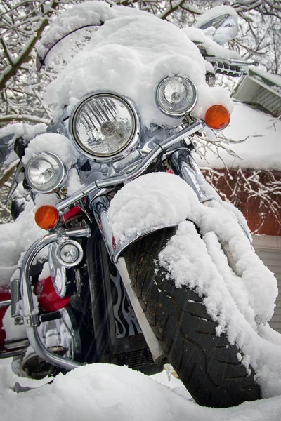 Motocykl Pod Śniegiem Dziedzińcu Domu — Zdjęcie stockowe