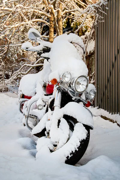 Evin Bahçesindeki Karın Altında Motosiklet — Stok fotoğraf