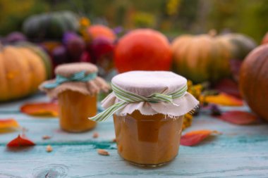 Bahçedeki masada ev yapımı balkabağı reçelleri..