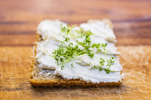 Sandwich Mit Quark Und Brunnenkresse Gesunde Ernährung Stockfoto