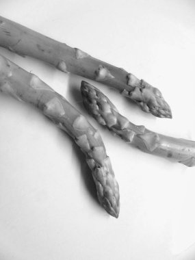 Porselen tabakta pişmemiş kuşkonmaz.