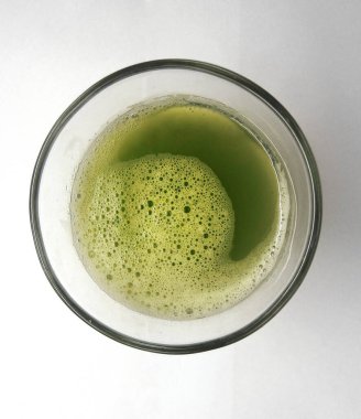 Yeşil detoks kereviz suyu yakın plan fotoğrafı.