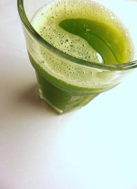 Yeşil detoks kereviz suyu yakın plan fotoğrafı.