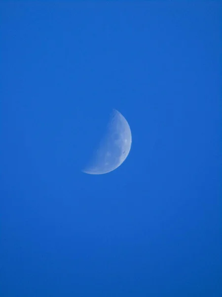 Фото Місяця Під Час Денного Світла — стокове фото