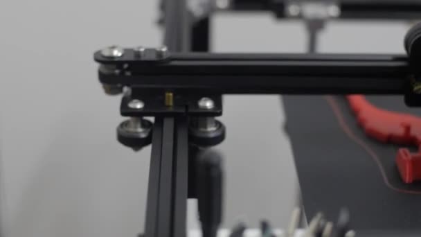 Ο μηχανισμός εκτύπωσης προσθέτει στρώματα σε ένα πορτοκαλί 3D αντικείμενο. Τρισδιάστατο — Αρχείο Βίντεο