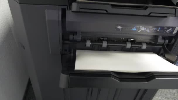 A print job comes from the Finnisher of a copier — Stock Video