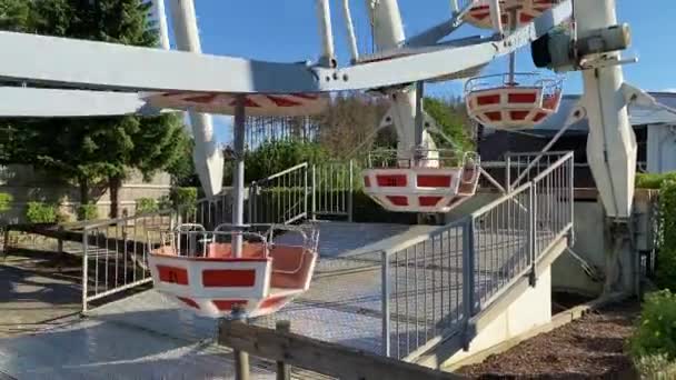 Ferris wiel in een pretpark, mooi weer, blauwe lucht — Stockvideo