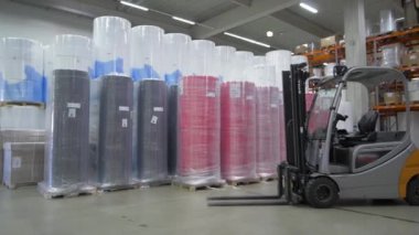 Hammadde deposunda bir forklift kamyonu.