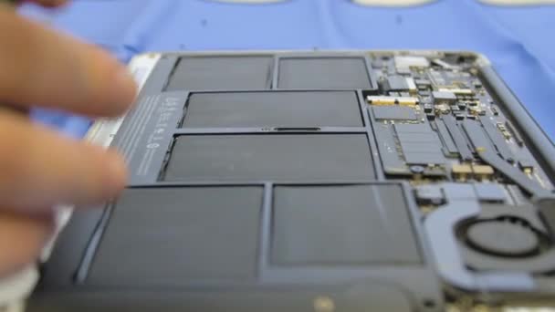 Técnico repara um laptop defeituoso. — Vídeo de Stock