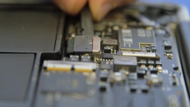 Técnico repara un portátil defectuoso. — Vídeo de stock