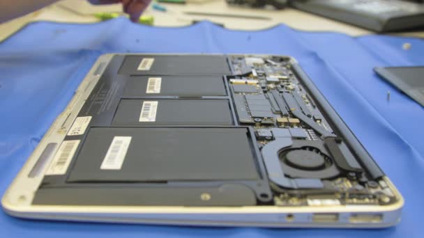 Technician repairs a defective laptop. — Stock Video