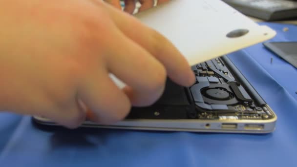 Técnico coloca tampa no laptop reparado — Vídeo de Stock