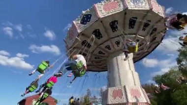 Atlıkarınca lunaparkta dönüyor, güzel hava, mavi gökyüzü..