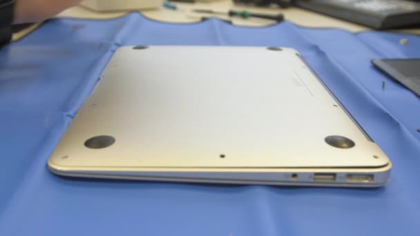 Technik dokręca śruby do pokrywy notebooka — Wideo stockowe