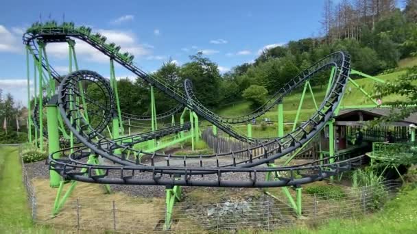 Zelená horská dráha v zábavním parku — Stock video