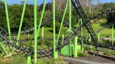 Eğlence parkında yeşil lunapark treni