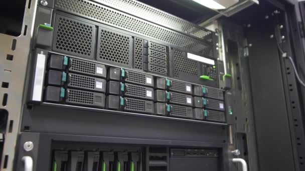 Knipperende lichten. Server in rack in groot datacenter. Rack gemonteerde servers. — Stockvideo