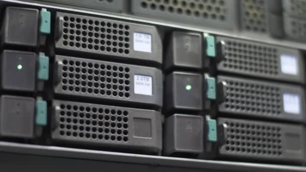 Knipperende lichten. Server in rack in groot datacenter. Rack gemonteerde servers. — Stockvideo