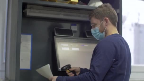 Працівник сканує штрих-код з аркуша за допомогою сканера рук . — стокове відео