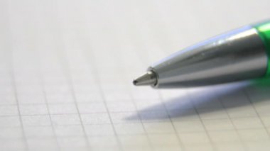 Damalı kağıt üzerine yeşil tükenmez kalem yazma