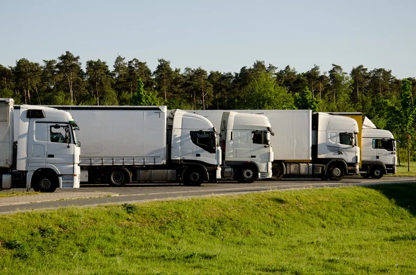 Camion bianchi su un'area di parcheggio — Foto Stock