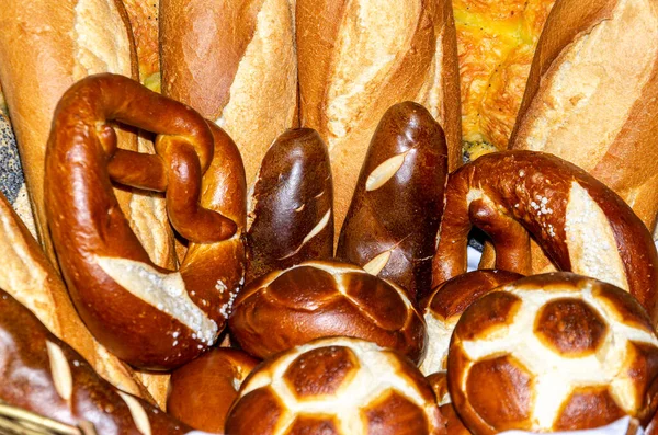 Açık Büfedeki Sepetteki Farklı Ekmek Türleri — Stok fotoğraf