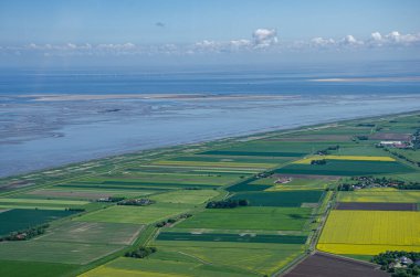 Wangerooge 'a yaklaşırken Frisian Adaları' nın hemen öncesindeki Kuzey Denizi manzarası..