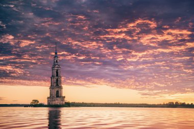 Çan kulesinde Nehri üzerinde güzel gün doğumu sular altında.