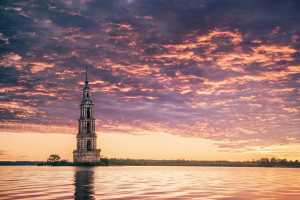 Versunkener Glockenturm im Fluss an einem schönen Sonnenaufgang — Stockfoto