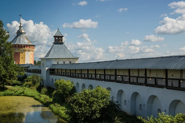 Mauer mit Turm im Spaso-Prilutsky-Kloster in Wologda — Stockfoto