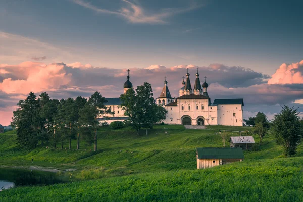 Wahrzeichen ferapontov Kloster in Wologda auf einem Hügel bei Sonnenuntergang — Stockfoto