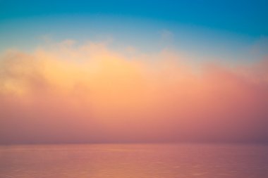 sunrise, river parlak dalga üzerinde inanılmaz arka sis bulut