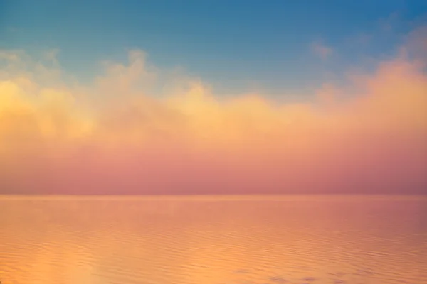 Increíble nube de niebla de fondo sobre la ola brillante del río al amanecer —  Fotos de Stock