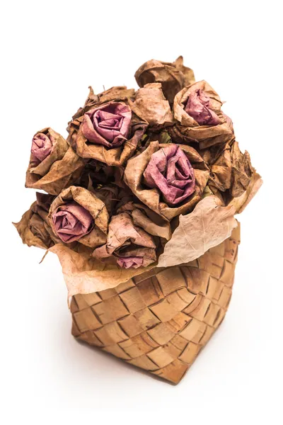 Bouquet of dried roses in a basket made ??of birch bark on a white background — Stock Photo, Image