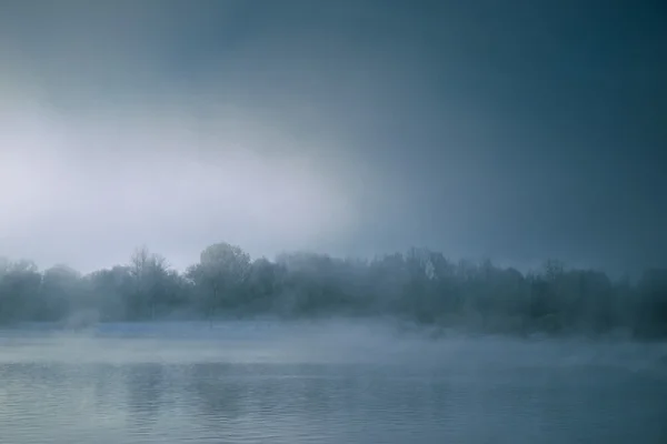 Dramático río con niebla al amanecer con terrible costa — Foto de Stock