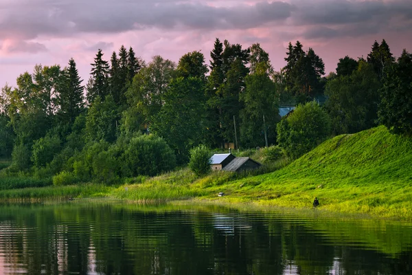 Casas de hadas antiguas cerca del río al atardecer en el bosque — Foto de Stock