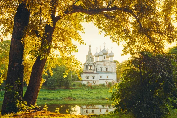 Ορόσημο εκκλησία του Αγίου Ιωάννη Χρυσοστόμου-σε Βολογκντά, Ρωσία σε λάμπει αυγή — Φωτογραφία Αρχείου