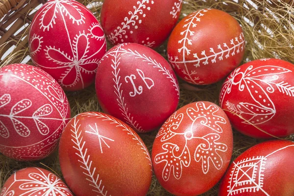 Huevos rojos de Pascua en una cesta — Foto de Stock