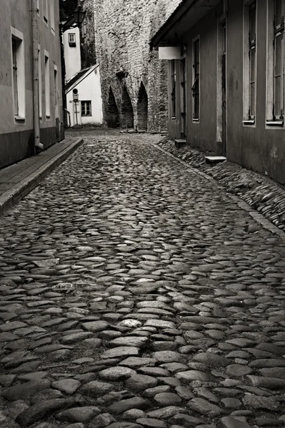 Zwart-wit foto van oude Europese straat — Stockfoto