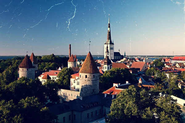 Panoramautsikt över vintage-stil utsikt över Tallinns gamla centrum — Stockfoto