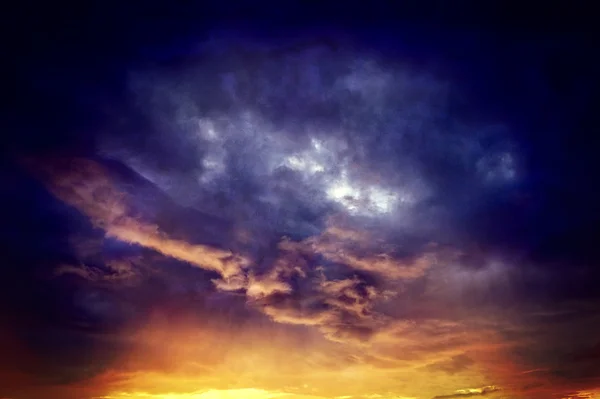 劇的に照らされた嵐雲のビンテージ背景 — ストック写真