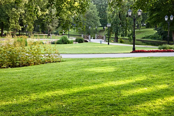 Sommerlicher Stadtpark — Stockfoto