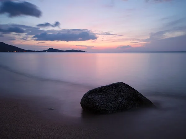 Восход солнца на тропическом пляже — стоковое фото
